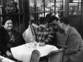 Willy Maywald: Charlotte Hockenheimer, Valeska Gert, Erwin Blumenfeld in einem Pariser Café, 1932-33.