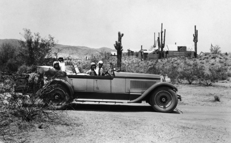 Frank Llyoyd Wright mit Familie auf seinem Anwesen | Foto: Taschen-Verlag / Courtesy the Frank Lloyd Wright Foundation Archives