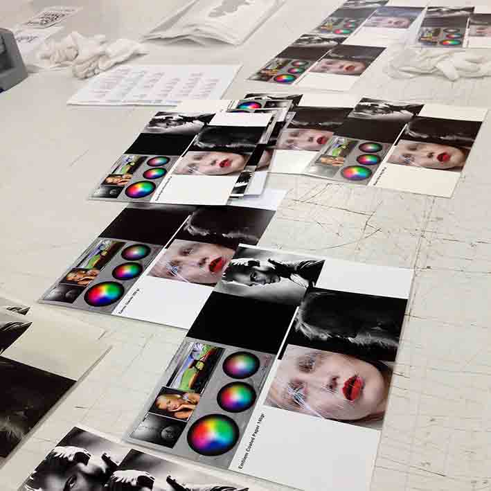 Bei d'mage kann man sich mit der Optik und Haptik von über zwanzig unterschiedlichen Fotopapieren auseinandersetzen