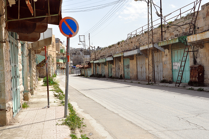 Die Siedlungspolitik befeuert den Konflikt, wie hier in der Geisterstadt Hebron. Der ehemalige Markt besteht nun aus leeren Straßen, wo einst arabische Lebendigkeit herrschte | Foto: Thomas Hummitzsch