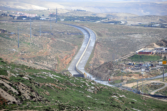 Die Trennung des Landes in zwei Hälften ist nicht mehr zu übersehen. Hier am Beispiel des sogenannten East Jerusalem Highway | Foto: Thomas Hummitzsch