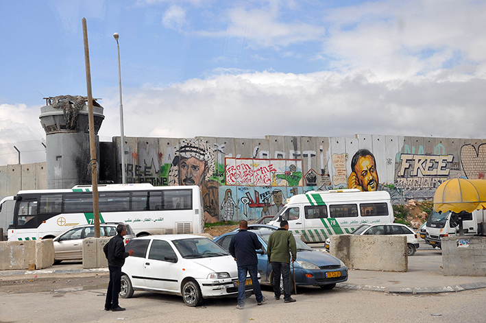Die Besatzung ist allgegenwärtig, auch am Checkpoint Qalandia. Von der Mauer prangt noch der ehemalige PLO-Führer Yassir Arafat | Foto: Thomas Hummitzsch
