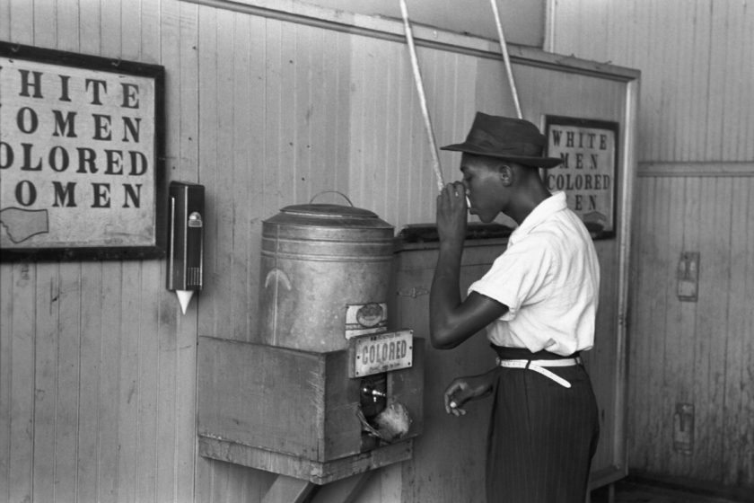 »Colored« drinking fountain from mid-20th century with african-american drinking | wikimedia commons