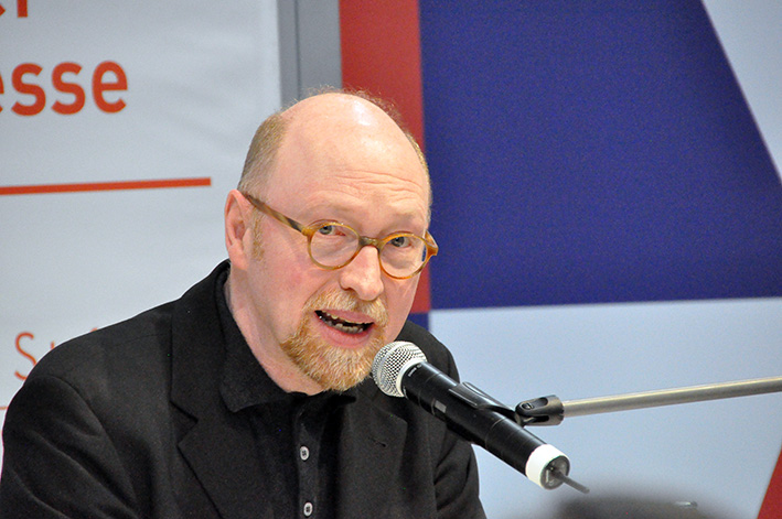 Burkhardt Spinnen hält seine Laudatio auf die Preisträger des Kurt Wolff Preises 2017