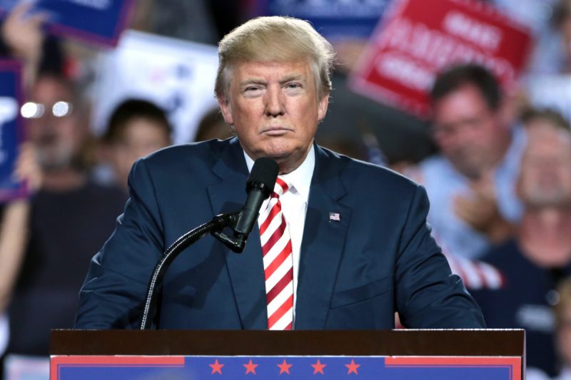 Donald Trump speaking with supporters at a campaign rally at the Prescott Valley Event Center in Prescott Valley, Arizona. | Foto: Gage Skidmore from Peoria, AZ, United States of America viw wikimedia commons