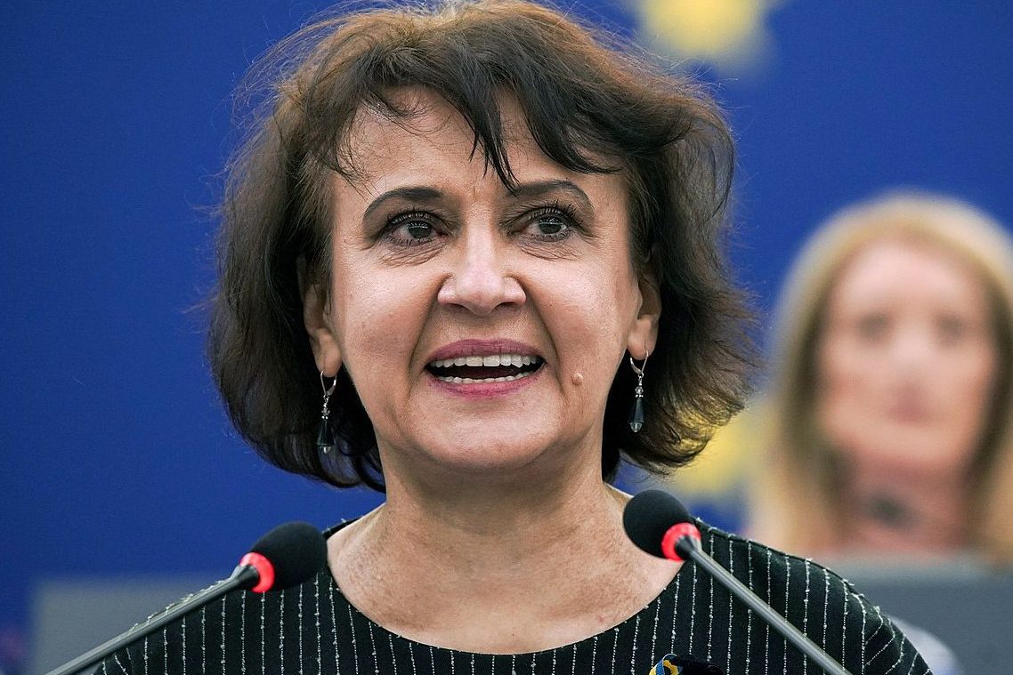 Am Internationalen Frauentag 2022 sprach die ukrainische Schriftstellerin Oksana Zabuzhko vor dem Europäischen Parlament über die Notlage ihrer Mitbürger, die von Russland angegriffen werden. | Foto: European Parliament via wikimedia commons