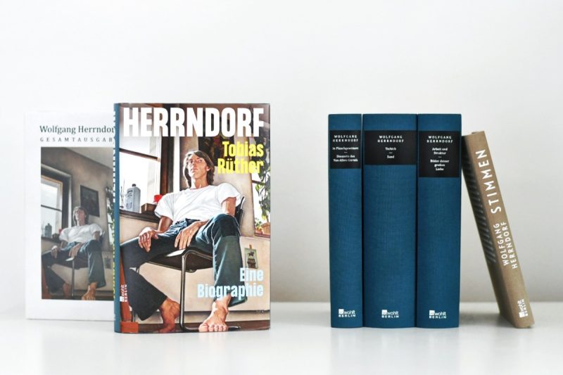 Biografie zu Wolfgang Herrndorf neben der Gesamtausgabe seines Werks | © Thomas Hummitzsch