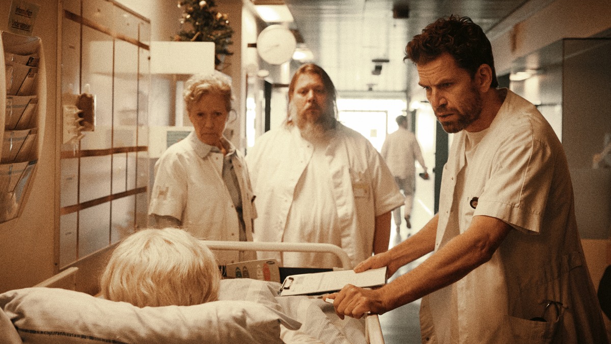 Birthe Neumann (Frau Svendsen), Nicolas Bro (Balder), Nikolaj Lie Kaas (Naver) in »Geister« von Lars von Trier | © Zentropa / Christian Geisnæs