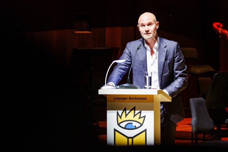 Preisträger Omri Boehm bei seiner Rede im Gewandhaus | Quelle: Leipziger Messe GmbH / Jens Schlüter