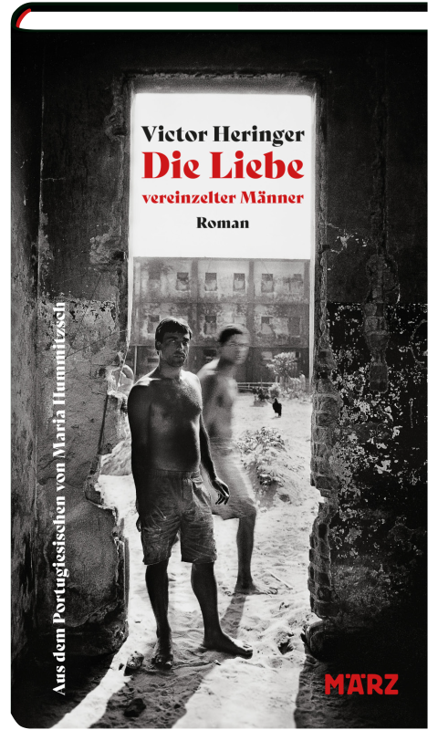 Victor Heringer: Die Liebe vereinzelter Männer. Aus dem Portugiesischen von Maria Hummitzsch. März Verlag 2024. 208 Seiten. 24,- Euro. Hier bestellen: https://www.maerzverlag.de/shop/buecher/literatur/liebe-vereinzelter-maenner/ 