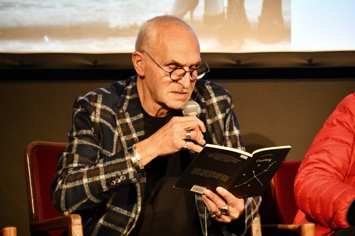 Der Hausacher Lyriker José F. A. Oliver im Gorki-Theater | © Sabrina Banze