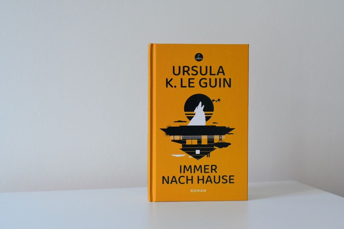 Ursula K. Le Guins Opus Magnum »Immer nach Hause« in der Übersetzung von Matthias Fersterer, Karen Nölle und Helmut W. Pesch | © Thomas Hummitzsch