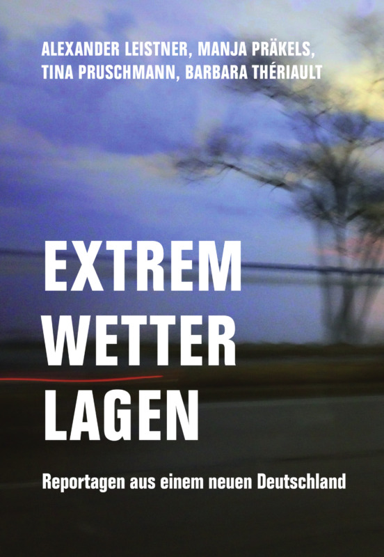 Manja Praekels, Alexander Leister, Barbara Thériault, Tina Pruschmann: Extremwetterlagen. Reportagen aus einem neuen Deutschland. Verbrecher Verlag 2025. 208 Seiten. 20,- Euro. Hier bestellen https://www.verbrecherverlag.de/shop/extremwetterlagen-reportagen-aus-einem-neuen-deutschland/