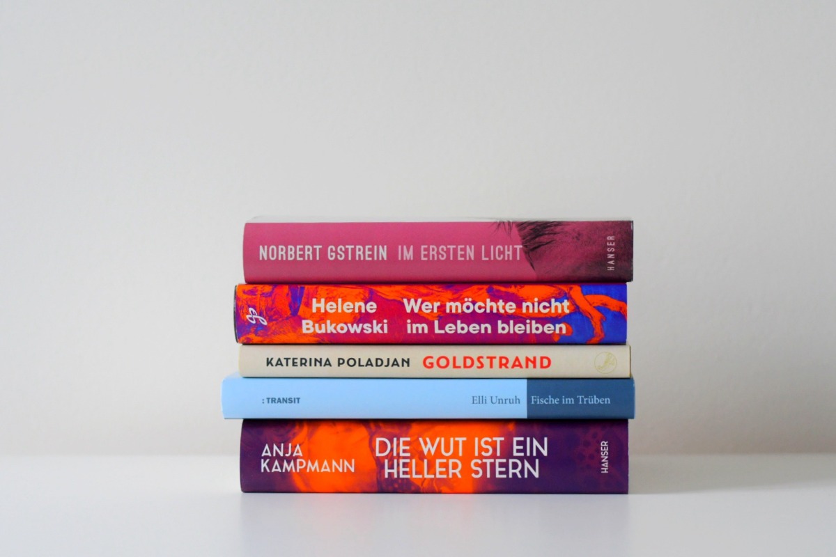Die fünf für den Preis der Leipziger Buchmesse nominierten Romane von Helene Bukowski, Norbert Gstrein, Anja Kampmann, Katerina Poladjan und Elli Unruh | © Thomas Hummitzsch