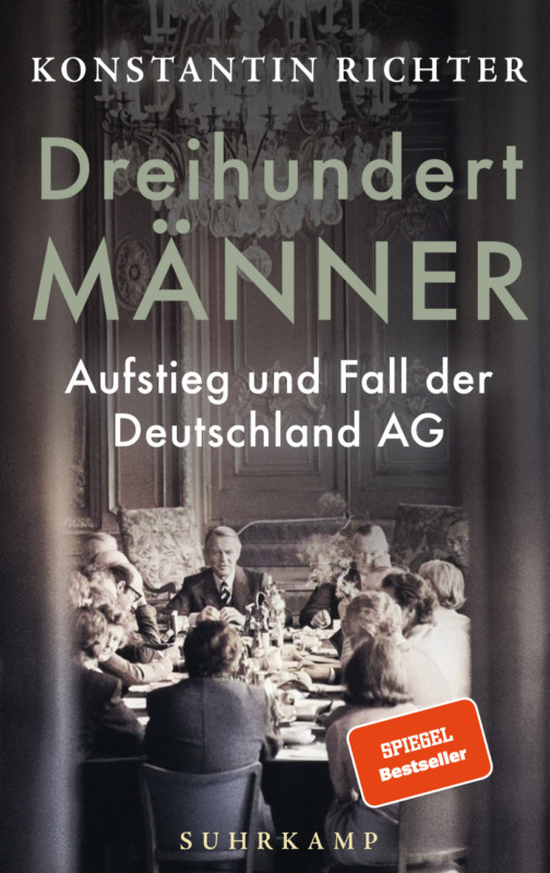 Konstantin Richter: Dreihundert Männer. Aufstieg und Fall der Deutschland AG. Suhrkamp Verlag 2025. 543 Seiten. 30,- Euro. Hier bestellen https://www.suhrkamp.de/buch/konstantin-richter-dreihundert-maenner-t-9783518432525