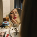 Ingeborg Bachmann (Sandra Hüller) trägt Schminke – sie macht sich fertig um nachts auf den Straßen Roms zu spazieren. | © Weltkino Filmverleih