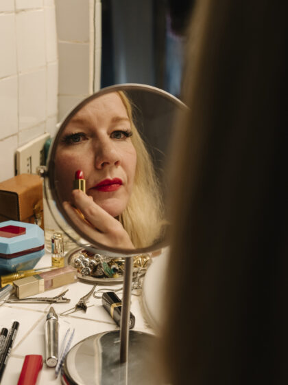 Ingeborg Bachmann (Sandra Hüller) trägt Schminke – sie macht sich fertig um nachts auf den Straßen Roms zu spazieren. | © Weltkino Filmverleih