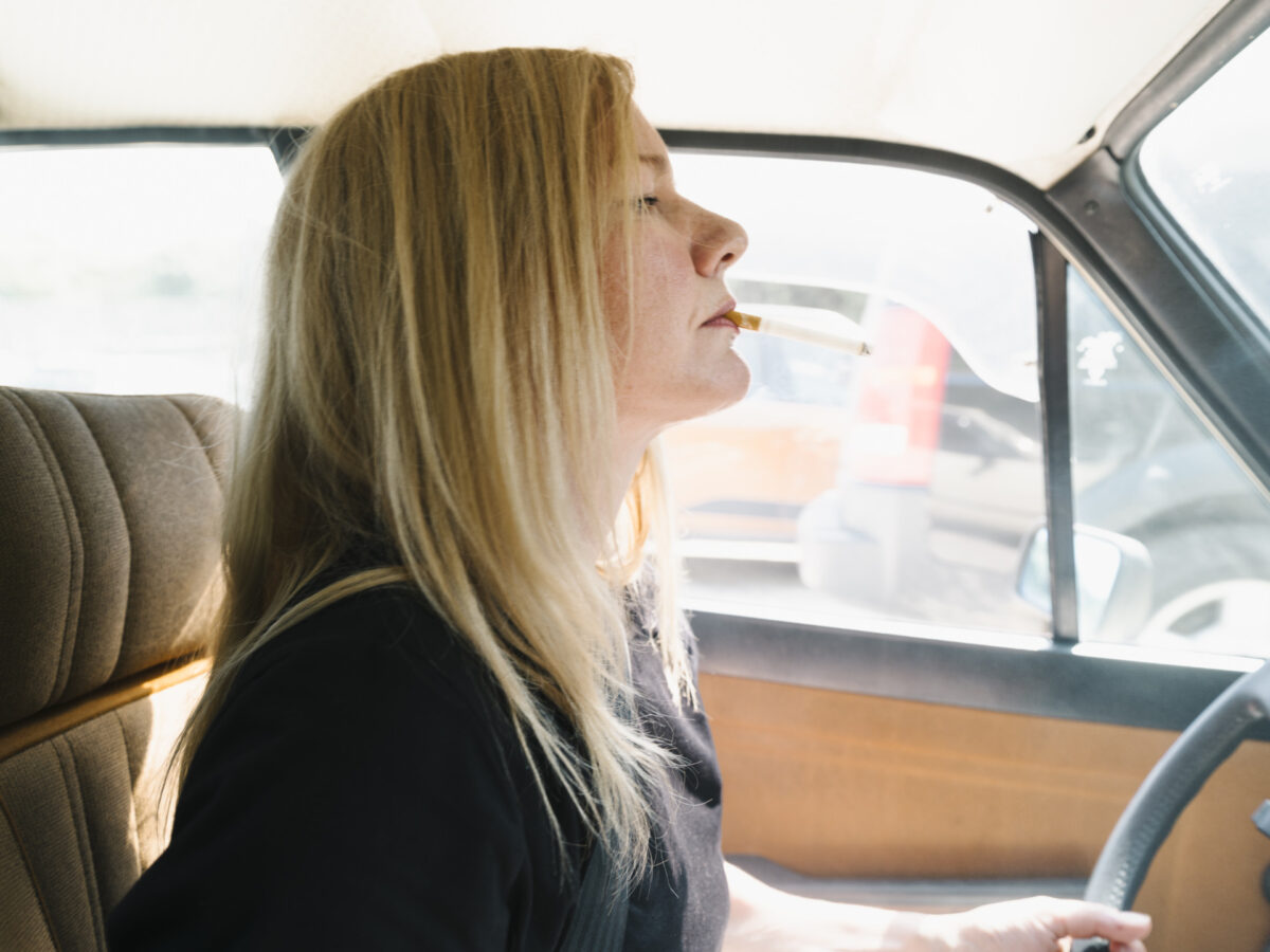 Ingeborg Bachmann (Sandra Hüller) fährt mit ihrem Auto über italienische Landstraßen zum Meer. | Filmstill: Weltkino Filmverleih