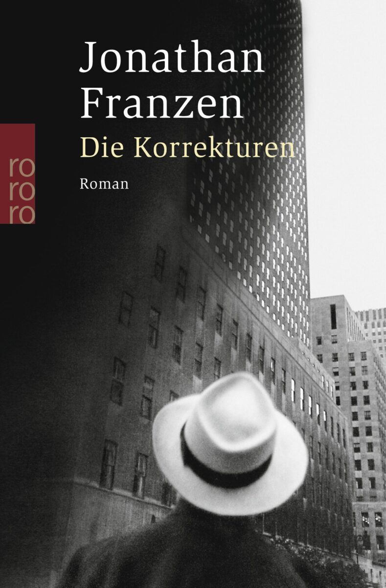 Jonathan Franzen: Die Korrekturen. Aus dem Englischen von Bettina Abarbanell. Rowohlt Verlag 2003. 784 Seiten. 18,- Euro. Hier bestellen https://www.rowohlt.de/buch/jonathan-franzen-die-korrekturen-9783499235238