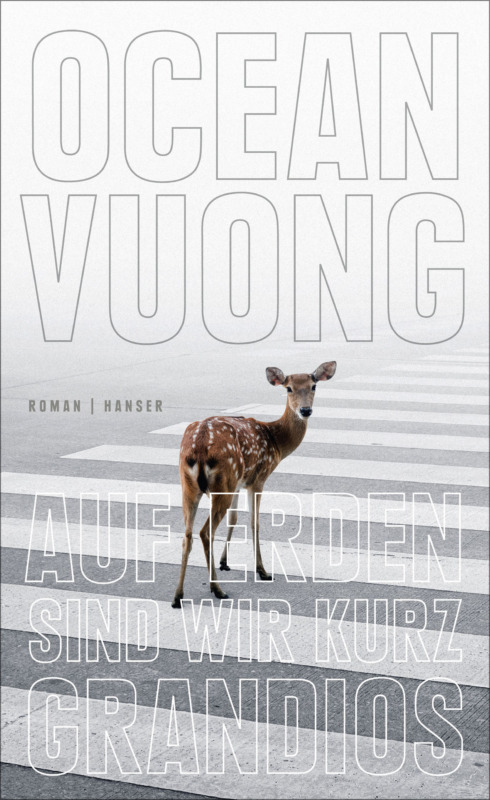 Ocean Vuong: Auf Erden sind wir kurz grandios. Aus dem Englischen von Anne-Kristin Mittag. Hanser Verlag 2019. 272 Seiten. 24,- Euro. Hier bestellen. https://www.hanser-literaturverlage.de/buch/ocean-vuong-auf-erden-sind-wir-kurz-grandios-9783446263895-t-2969
