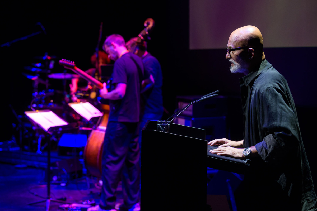 Der indische Poet Jeet Thayil bei seiner cross-artistischen Performance | © ILB 2026, PWS e.V., Foto Phil Dera