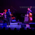 Der indische Poet Jeet Thayil bei seiner cross-artistischen Performance | © ILB 2026, PWS e.V., Foto Phil Dera