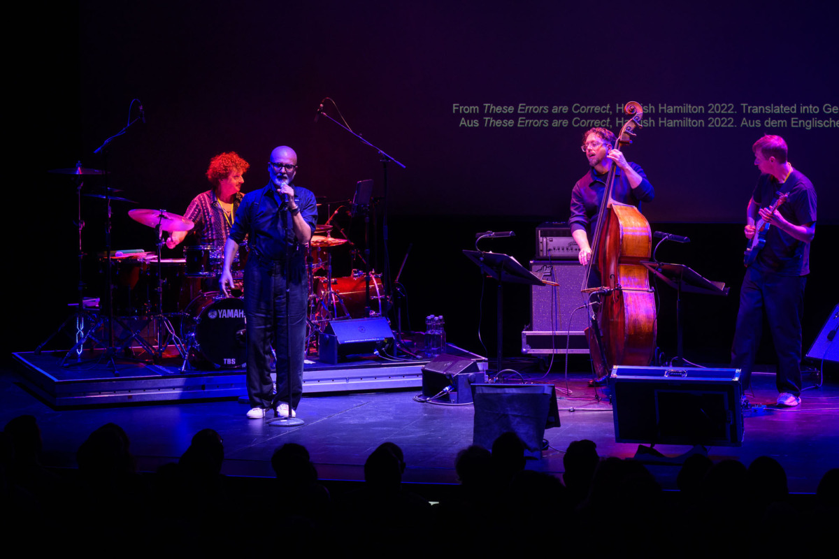 Der indische Poet Jeet Thayil bei seiner cross-artistischen Performance | © ILB 2026, PWS e.V., Foto Phil Dera