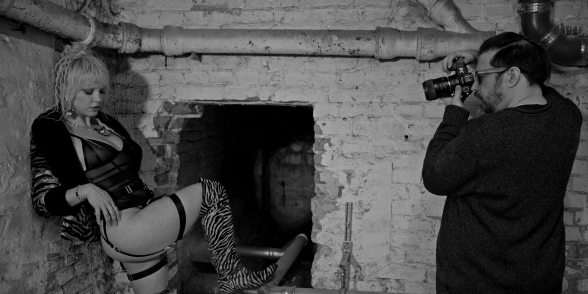 Elisa beim Fotoshooting mit einem Freund | © Avanti Media Fiction